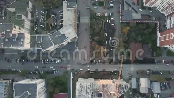 市内施工用吊车机械手录像城市建筑工地的俯视图视频的预览图