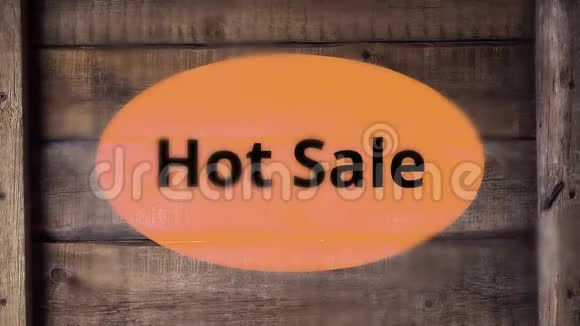 热销燃烧文字与烟雾在木制背景销售宣传短片视频的预览图