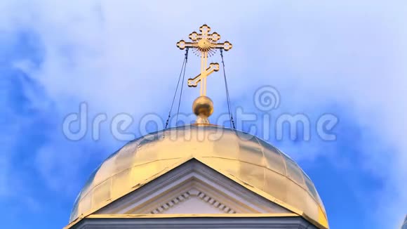 教堂的穹顶在云层的背景上有一个十字架视频的预览图