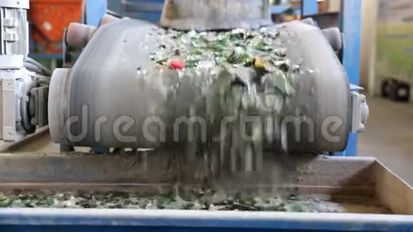 回收设施中的玻璃废物玻璃颗粒视频的预览图