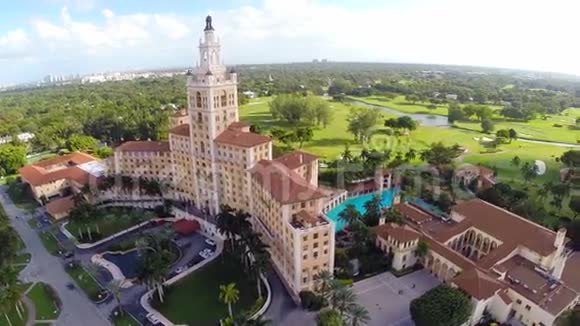 迈阿密比尔特莫尔酒店的空中镜头视频的预览图