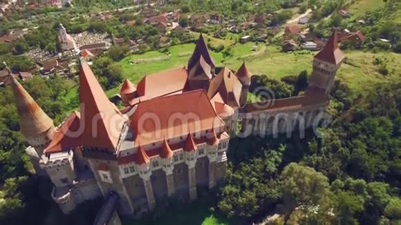 环绕绿色公园的中世纪城堡的鸟瞰图视频的预览图
