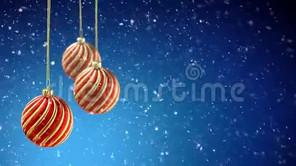 圣诞球在雪花飘落的背景上4K视频的预览图
