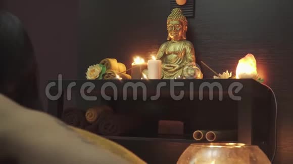 蜡烛佛像和按摩沙龙的美女视频的预览图