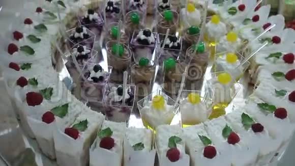 自助餐桌上装饰着美味的糖果鸡尾酒派对餐饮视频的预览图
