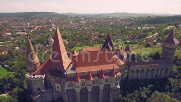 环绕绿色公园的中世纪城堡的鸟瞰图视频的预览图
