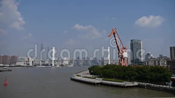 繁忙航运上江跨海大桥现代城市建筑背景视频的预览图