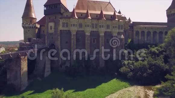 一座中世纪城堡的近景桥上环绕着绿色公园视频的预览图