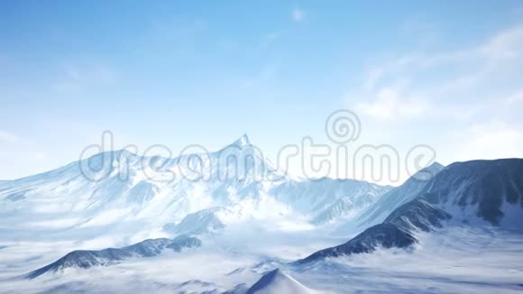 美丽的空中飞行飞越雪山美丽的冬季自然和云彩时间表4K视频的预览图