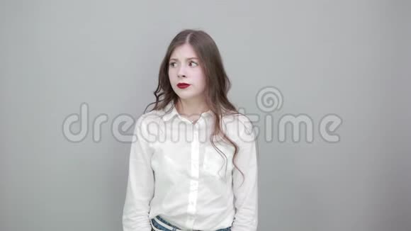 失望的年轻女子穿着时尚的白衬衫看上去很困惑视频的预览图