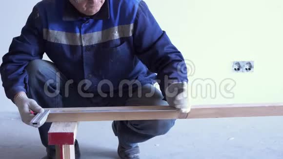 木工师傅安装松木地板环保地板视频的预览图