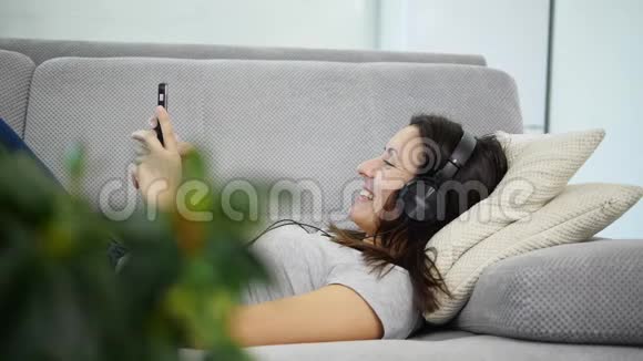 女人听音乐视频的预览图