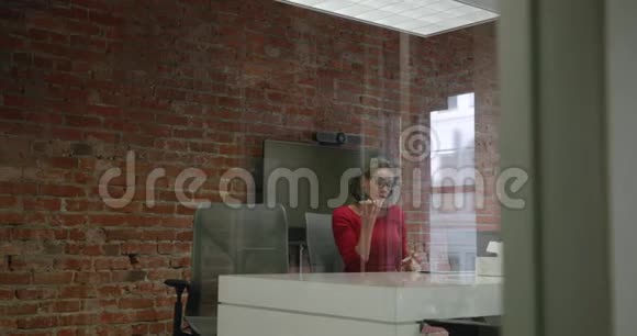 在现代办公室工作的女性商业专业人员视频的预览图