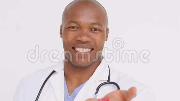 微笑的医生拿着维他命视频的预览图