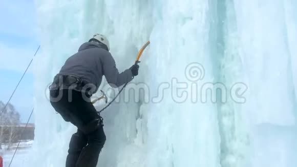 斯大林的人拿着冰工具斧头爬上一堵大冰墙视频的预览图