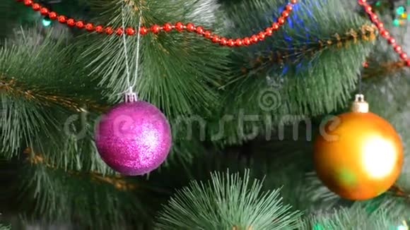 带礼物和灯泡的绿色圣诞树带背包的焦点和玩具视频的预览图