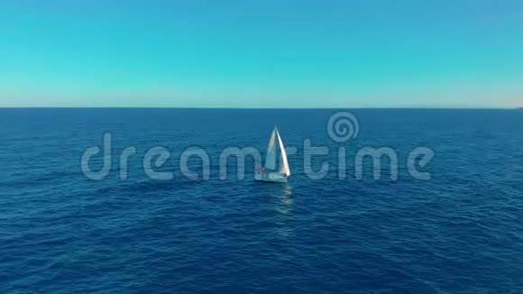 空中观景晴天在公海上航行的游艇视频的预览图