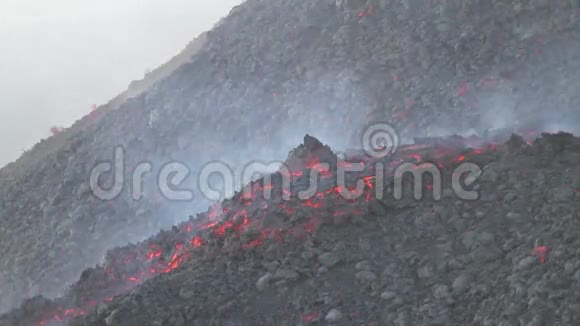 熔岩随雾流动视频的预览图