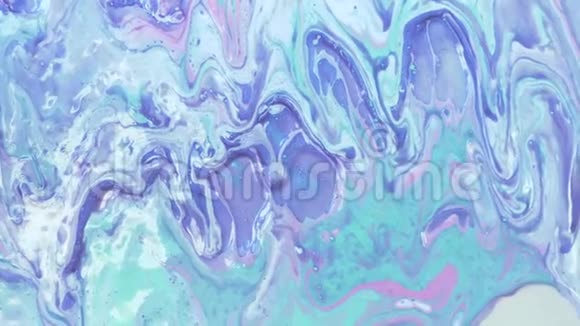 特写丙烯酸涂料在画布上展开绘制流体艺术4K图片的油漆慢动作视频的预览图