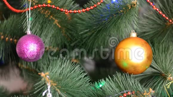 带礼物和灯泡的绿色圣诞树带背包的焦点和玩具视频的预览图