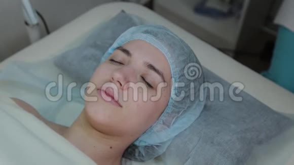 美容术后美丽幸福的女人视频的预览图