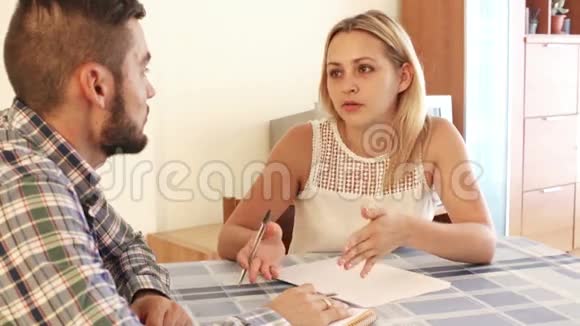 年轻女子和丈夫商量视频的预览图