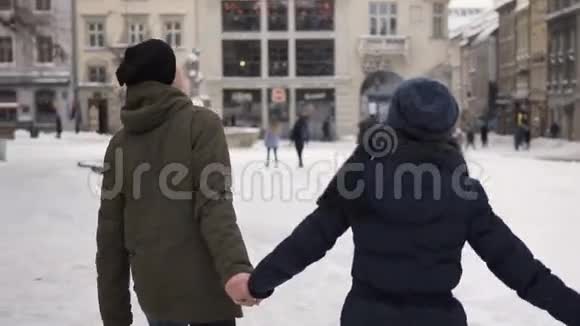 青少年情侣散步视频的预览图