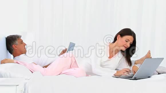 中年夫妇在床上视频的预览图