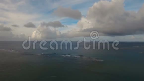 水面鸟瞰图菲律宾卡坦杜安岛视频的预览图