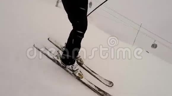 靠近一个人在山坡上滑雪视频的预览图