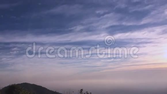 高山高度的日出时间和浓雾视频的预览图