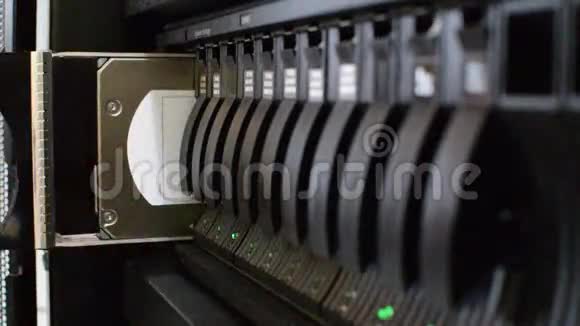 服务器和RAID存储安装硬盘存储视频的预览图