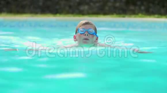 年轻男孩在室外游泳池游泳视频的预览图