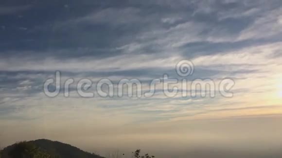 高山高度的日出时间和浓雾视频的预览图