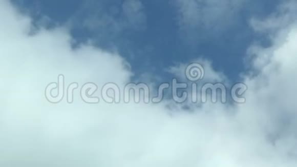 在云层中飞行镜头在云层中移动视频循环视频的预览图