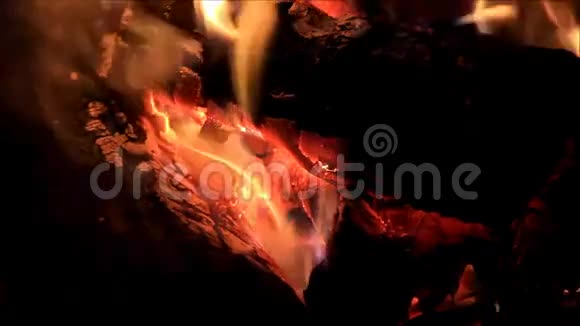 室内壁炉冬天火燃烧能量视频的预览图