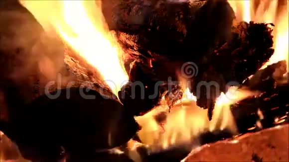 室内壁炉冬天火燃烧能量视频的预览图