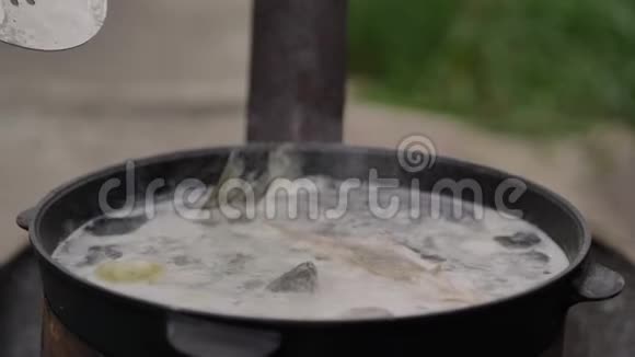 夏天在户外煮鱼汤表面泡水蒸汽充足视频的预览图