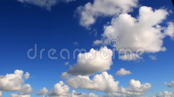美丽的白云在蓝天上形成和移动视频的预览图