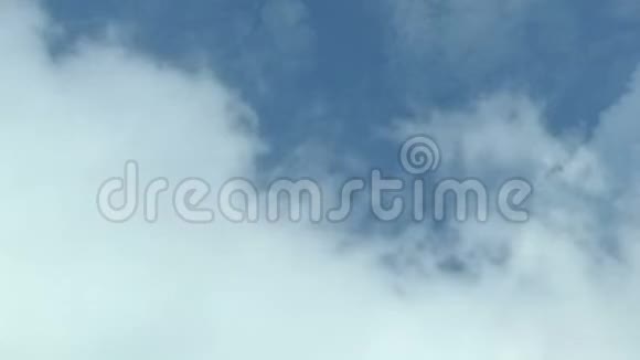 在云层中飞行镜头在云层中移动视频循环视频的预览图