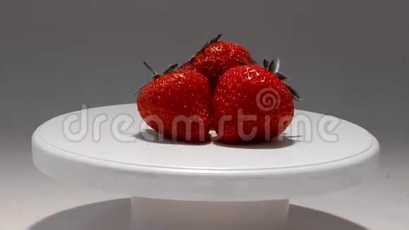 白色盘子工作室拍摄的红色草莓视频的预览图