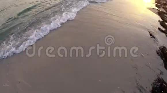 日落时沙滩上海浪的景观视频的预览图