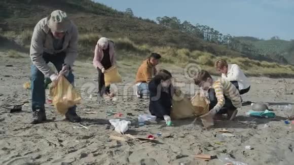 志愿者打扫海滩视频的预览图