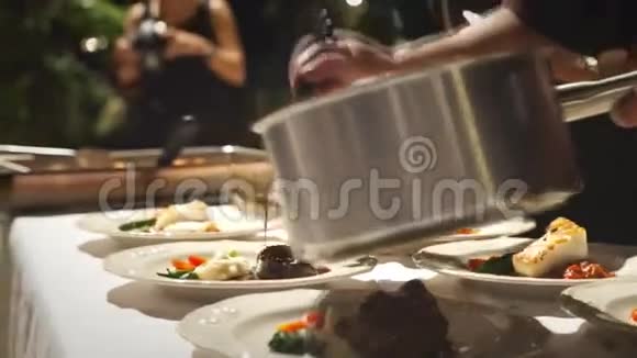 选择焦点厨师安排盘子食物视频的预览图