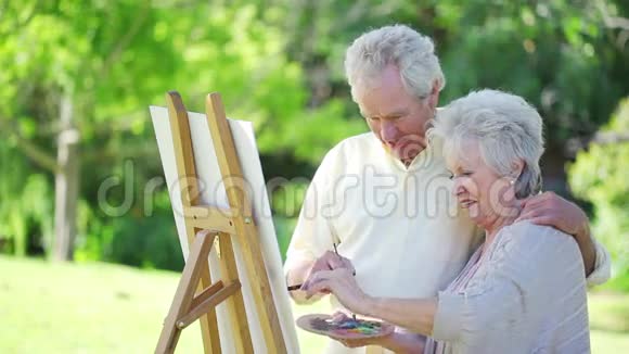 退休夫妇一起画画视频的预览图