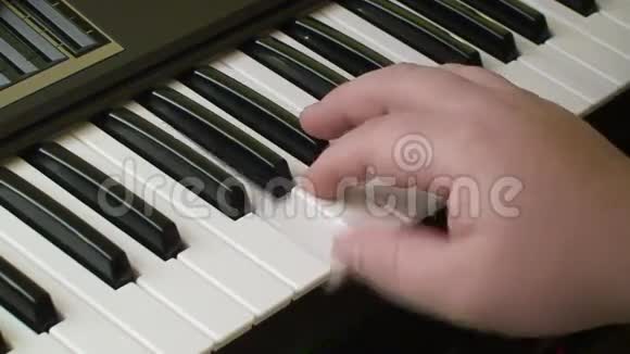 弹钢琴键盘视频的预览图