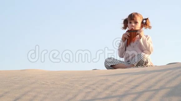 小女孩在沙漠里玩管子视频的预览图