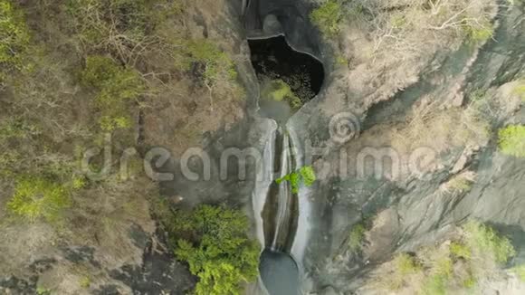 山上的瀑布视频的预览图
