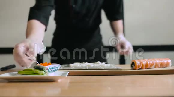 寿司师傅煮寿司卷视频的预览图