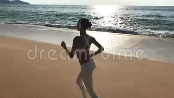 海上沙滩上奔跑的女运动员视频的预览图